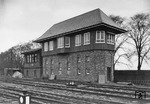 Der Neubau des Fahrdienstleiter-Stellwerks "Gf" im Bahnhof Düsseldorf-Grafenberg in den 1930er Jahren. Es entstand als Ersatz für die Vorgängerkonfiguration mit Befehlsstelle im Empfangsgebäude und je einem Wärterstellwerk im Norden (an der Grafenberger Allee) und im Süden (das danebenstehende  Stellwerk "Gs"). Der Neubau wurde 1944 bei einem Luftangriff zerstört. (1931) <i>Foto: RBD Wuppertal (Eckler)</i>
