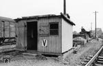 Im Bahnhof Düsseldorf-Derendorf musste noch Jahre nach Kriegsende eine simple Bretterbude das einst solide Rangierstellwerk V (zerstört im Hintergund) ersetzen. (18.08.1953) <i>Foto: Walter Eckler</i>