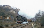 Unterhalb der Dornburger Schlösser dampft 44 0663 mit Dg 55447 nach Saalfeld durchs Saaletal. (27.12.1979) <i>Foto: Joachim Bügel</i>