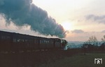 Zwischen Uhlstädt und Rudolstadt fährt 01 0522 bei Etzelbach in den schneelosen Wintersonnenuntergang. (27.12.1979) <i>Foto: Joachim Bügel</i>