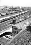 Blick vom alten Wasserturm über den Friedberger Bahnhof in Süd-Ost-Richtung auf den Güterbahnhof mit der Güterabfertigung. (1966) <i>Foto: BD Frankfurt/Slg. E. Preuß</i>