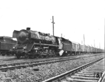 Eine PKP Ty4 (DRG Baureihe 44) wartet im Grenzbahnhof Kietz auf Ausfahrt. Bis 1945 hatte die überwiegend zweigleisige Bahnstrecke Küstrin-Kietz–Frankfurt (Oder) mit etwa zehn Personenzugpaaren am Tag ein dichtes Zugangebot. Nach 1945 ging das zweite Gleis der Strecke als Reparationsleistung an die Sowjetunion, ebenso die Schienen der direkten Verbindung nach Frankfurt. Die verkehrliche Bedeutung der Strecke nahm deutlich ab. Der Grenzübergang Kietz/Kostrzyn diente nur dem Güterverkehr, die Strecke wurde zur Nebenbahn herabgestuft. Nach der Wende wurde die Grenze bei Kostrzyn 1993 sogar wieder für den Personenverkehr geöffnet. Die Auslastung der Züge war aber so gering, dass der Personenverkehr am 01. Juni 1996 eingestellt und die Strecke am 01.09.2000 komplett stillgelegt wurde. (1964) <i>Foto: Historische Sammlung der Deutschen Bahn AG (Ulrich)</i>
