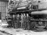 Feierliche Übergabe einer G 12 (Baureihe 58) "Jugendlokomotive" an die Jugendbrigade "Max Seydewitz" (Ministerpräsident des Landes Sachsen) im Bw Dresden-Friedrichstadt. "Chef" der Jugendlokführer war Werner Laake, 2. von rechts. (08.10.1949) <i>Foto: Slg. Erich Preuß</i>