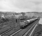 Die Werklok der VEB Harzer Kalk- und Zementwerke Rübeland (VEB HKZW) hat im Bahnhof Rübeland einen Kalkzug bereitgestellt. Zu DDR-Zeiten war der Verbund der Kalkwerke in Rübeland und Elbingerode der größte Kalkproduzent. (1970) <i>Foto: Slg. Erich Preuß</i>