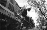 Im Oktober 1982 stießen am Abzweig Elte, wo sich die Strecken von Gerstungen in Richtung Eisenach und Bad Salzungen gabeln, zwei Güterzüge zusammen. Beteiligt waren 132 210 vor vor TDg 44838 und 132 366 (Foto) vor TDg 44823, der mit Autos beladen war. Beide Lokomotiven waren so schwer beschädigt, dass sie anschließend ausgemustert wurden. Die näheren Umstände sind nicht bekannt, da die Ermittlungen in den Akten der Staatssicherheit verschwanden. (06.10.1982) <i>Foto: Slg. Erich Preuß</i>