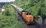 106 864 ist mit einem Sonderzug auf der 27 o/oo-Gefällestrecke zwischen Sassnitz und Sassnitz Hafen unterwegs. Da das Einfahrsignal von Sassnitz auf der Regelseite (rechts) keinen Platz fand, wurde es links vom Gleis aufgestellt. (16.06.1991) <i>Foto: Erich Preuß</i>