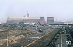 Die Reste des alten Ludwigshafener Hauptbahnhofs, der als Kopfbahnhof am 11. Juni 1847 in Betrieb ging. Die Umgestaltung der Ludwigshafener Bahnanlagen begann 1962, als erster Teilabschnitt wurde im Frühjahr 1966 die neue Ortsgüteranlage nordwestlich des Personenbahnhofs fertiggestellt. Die offizielle Inbetriebnahme des Hauptbahnhofs war am 1. Juni 1969 zum Beginn des Sommerfahrplans. Hierbei waren zahlreiche provisorische Gleisverlegungen erforderlich; beispielsweise waren die Zulaufstrecken von Mannheim und Neustadt zum alten Kopfbahnhof ab März 1969 nur noch eingleisig betrieben worden. Die restlichen Arbeiten, insbesondere der Abriss des Kopfbahnhofs, zogen sich bis 1971 hin. Als einziges Gleis in diesem Bereich verblieb die Zufahrt zum BASF-Werksgelände; dieses Gleis wurde in einen 600 Meter langen Tunnel verlegt. (02.1970) <i>Foto: Dieter Junker</i>