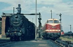 Im DB-Grenzbahnhof Helmstedt begegnen sich die Ostbahnhofer 01 2118 und die Karlshorster 118 071. Kurioserweise schied 118 071 noch vor der 30 Jahre älteren 01 aus dem aktiven Dienst aus. Die erst 6 Jahre alte V 180 erwischte es bei einem Unfall am 12.06.1971 in Frankfurt-Rosengarten so schwer, dass sie daraufhin ausgemustert wurde. (19.08.1970) <i>Foto: Dieter Junker</i>