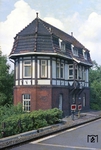 Zum Zeitpunkt der Aufnahme noch in Betrieb, ist das 1912 erbaute Wärterstellwerk "Rn" im Bahnhof Rendsburg seit 1983 ein Museumsstellwerk. Im Innern wurde die komplette Stellwerkanlage funktionsfähig erhalten. (08.1976) <i>Foto: Benno Wiesmüller</i>