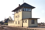 Das im Oktober 1943 in Betrieb gegangene elektromechanische Pintsch-Bamag Fahrdienstleiter-Stellwerk "Bft" (vgl. auch Bild-Nr. 1527) prägte jahrzehntelang das Erscheinungsbild am Bahnsteig in Büchen. Bei einem Bombenangriff am 20. und 26. April 1945 wurde das Stellwerk stark beschädigt, die Wiederinbetriebnahme erfolgte am 06.07.1946. 1956 entstand ein Anbau in südöstlicher Richtung, 1959/60 ein Anbau in nordwestlicher Richtung. Nach Inbetriebnahme des neuen Sp Dr S600 "Bf" am 26.04.1987 wurde das Stw "Bft" im September 1987 abgebrochen. (06.05.1980) <i>Foto: Benno Wiesmüller</i>