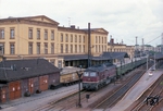Der Bahnhof Wittenberge liegt fast genau in der Mitte der Bahnstrecke Berlin - Hamburg. Er wurde 1846 errichtet. 1851 wurde die Strecke Wittenberge–Stendal eröffnet. Ab 1870 verlief von hier die Zweigstrecke Wittenberge–Lüneburg, die nach Nordwesten über die Dömitzer Elbbrücke und über Dannenberg (Elbe) nach Buchholz in der Nordheide führte. Damit wurde der Bahnhof Wittenberge zum wichtigen Eisenbahnknoten zwischen Berlin und Hamburg. Kurz nach der Wende besaß der Bahnhof noch das alte Reichsbahnflair einschließlich der dort fahrenden Züge. Ab 2000 umfassend saniert, verlor er dabei seine Eigenschaft als Inselbahnhof. Alle Gleise finden sich nun auf der östlichen Seite des Empfangsgebäudes.  (1990) <i>Foto: Benno Wiesmüller</i>