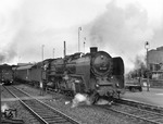 01 153 (Bw Erfurt) verlässt mit einem "Interzonenzug" den Bahnhof Bebra. Nicht viel anders dürfte sie bei ihrer Ablieferung im Oktober 1935 ausgesehen haben. Sie wurde am 06.02.1963 im RAW Meiningen in 01 508 umgebaut. Links dampft 44 1406 vorbei. (20.02.1960) <i>Foto: Reinhard Todt</i>