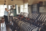 Innenansicht des mechanischen Wärterstellwerks (Siemens&Halske 1912) im Bahnhof Holzminden. (09.1972) <i>Foto: Prof. Dr. Willi Hager</i>