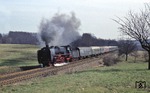 Vor dem D 924 (Dresden - Rostock) hat der Heizer der 01 2069 gut aufgelegt, um den Aufstieg aus dem Elbtal hinter sich zu bringen. (07.03.1977) <i>Foto: Peter Schiffer</i>