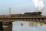 Über die anscheinend Hochwasser führende Elbe fährt die Kamenzer 52 8062 in Dresden. Die Lok wurde vom 17.09.1962 bis 10.10.1962 aus 52 2467 (Henschel, Baujahr 1943) rekonstruiert und erst am 10.10.1992 ausgemustert. (07.03.1977) <i>Foto: Peter Schiffer</i>
