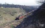 Im Einschnitt des ehemaligen Oberauer Tunnels ist eine DR 132 mit einem Güterzug unterwegs. Der Tunnel wurde 1933/34 aufgeschlitzt. Heute erinnert nur noch ein Obelisk (an der Hangkrone über der Lok) an den Tunnel. (07.03.1977) <i>Foto: Peter Schiffer</i>