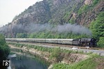 Anlässlich des evangelischen Kirchentags 1980 in Berlin fuhren die Saalfelder 01.5 ausnahmsweise bis zum Grenzbahnhof Probstzella durch. So konnte 01 1512 mit Sonderzug D 34404 aus Berlin an der bekannten Felswand des Bohlen bei Saalfeld abgepasst werden. (08.06.1980) <i>Foto: Wolfgang Bügel</i>