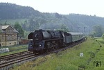 In Kaulsdorf gab es eine planmäßige Zugkreuzung des D 34404 aus Berlin. Die vielzählige Präsenz der Trapo im Bahnhof erforderte kurzerhand einen Standortwechsel an das nördliche Stellwerk. (08.06.1980) <i>Foto: Wolfgang Bügel</i>