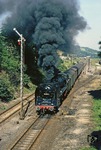 Gut aufgelegt hatte der Heizer der 01 2204 bei der Ausfahrt aus Wetterzeube vor P 3025. (03.09.1980) <i>Foto: Wolfgang Bügel</i>