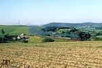 Nur selten waren in der DDR wegen des Braunkohle- und Zweitaktsmogs solche klare Wetterverhältnisse vorhanden. Der Fernblick wurde gleich für ein Foto auf E 805 mit 01 2118 genutzt, der sich bei Wolfsgefärth aus dem Elstertal auf den Höhenrücken von Weida hochkämpft. (03.09.1980) <i>Foto: Wolfgang Bügel</i>