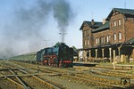 01 2118 ist mit E 805 (Leipzig - Saalfeld) im Bahnhof Weida angekommen. (03.09.1980) <i>Foto: Wolfgang Bügel</i>