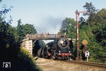 Hinter dem Bahnhof Neustadt/Orla fährt 01 2118 mit E 805 nach Saalfeld am Einfahrsignal der Gegenrichtung vorbei. (03.09.1980) <i>Foto: Wolfgang Bügel</i>