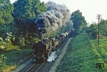 Durch Friedersdorf (kurz vor Pulsnitz) ballert 52 8123 (ex 52 1633, Baujahr 1943) mit Dg 50272. (04.09.1980) <i>Foto: Wolfgang Bügel</i>