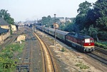 DR 132 577 mit D 451 (Frankfurt - Warszawa) bei der Durchfahrt im Bahnhof Arnsdorf/Sa. (04.09.1980) <i>Foto: Wolfgang Bügel</i>
