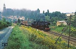 Vor der Kamenzer St. Marien Kirche räuchert 52 8124 mit Ng 60205 vorbei. (04.09.1980) <i>Foto: Wolfgang Bügel</i>