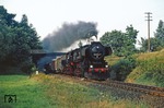 52 8124 vor Ng 60205 bei Friedersdorf vor Pulsnitz. Die Brücke im Hintergrund diente übrigens für den Frühzug (vgl. Bild-Nrn. 25907-25909) als Fotostelle. (04.09.1980) <i>Foto: Wolfgang Bügel</i>
