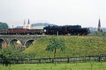 Nach dem Kopfmachen in Wilthen fährt 52 5137 rückwärts über das Viadukt in Schirgiswalde in Richtung Oberoderwitz. (05.09.1980) <i>Foto: Wolfgang Bügel</i>
