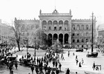 Vor der Teilung Berlins befand sich am Potsdamer Platz der oberirdisch gelegene Potsdamer Bahnhof. Hierbei handelte es sich um einen Kopfbahnhof des Fern- und Lokalverkehrs, von dem Züge auf der sogenannten „Stammbahn“, der ältesten preußischen Eisenbahnlinie, in Richtung Potsdam und Magdeburg und weiter nach Westdeutschland die Stadt verließen. Der erste Potsdamer Bahnhof bestand bis 1869. Eine neue Anlage wurde von Julius Ludwig Quassowski (1824–1909) entworfen, verfügte über fünf Bahnsteige und vier Gleise sowie eine 173 Meter lange und 36 Meter breite Halle. Kaiser Wilhelm I. weihte den für 3,34 Mio. Goldmark errichteten Neubau am 30. August 1872 feierlich ein. Der Mittelrisalit des Bahnhofes wurde im Stil florentinischer Paläste durch Rundbögen gegliedert. Bis 1890 frequentierten über drei Millionen Fahrgäste den Bahnhof. Deshalb wurde der Neubau von eigenen Kopfbahnhöfen für den Vorortverkehr erforderlich. Diese wurden 1891 eröffnet. Bis in die 1930er Jahre bestand der Potsdamer Bahnhof aus drei Teilbahnhöfen:- Auf der Westseite der zweigleisige Wannseebahnhof für die gleichnamige Strecke, in der Mitte der viergleisige Fernbahnhof für Züge in Richtung Potsdam, Brandenburg und Magdeburg, auf der Ostseite der viergleisige Ring- und Vorortbahnhof für die Vorortstrecken nach Lichterfelde Ost und Zossen sowie für die Südringzüge. Den Zustand des Bahnhofs im Jahre 1945 zeigen die Bilder 1714 und 7326. (1930) <i>Foto: RVM</i>