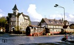 Über die zentrale Kreuzung der Bundesstraße 244 (Ilsenburger Str./Salzbergstr./Westernstr./Friedrichstr.) in Wernigerode-Westerntor rollt ein Zug der HSB mit 99 7222. (12.03.1991) <i>Foto: unbekannt</i>