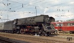 Bis Sommerfahrplan 1973 wurden die Züge der Deutschen Bundesbahn im Bahnhof Bebra an die Deutsche Reichsbahn mit Lokwechsel auf die Erfurter 01.5 übergeben. Hier verlässt 01 0533 den Bahnhof Bebra Richtung Osten. (08.1972) <i>Foto: Fritz Eisenhuth</i>