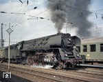 01 0507 (Bw Erfurt) mit Boxpok-Radsätzen und - als einzige Lok ihrer Baureihe - mit Scheibenradsatz im Vorlaufdrehgestell im Bahnhof Bebra. (08.1972) <i>Foto: Fritz Eisenhuth</i>