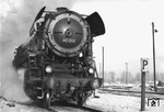 Die Zweizylinder-Baureihe 43 entstand im Vergleich zur Dreizylinder-Variante der Baureihe 44. Die neu gegründete Reichsbahn wollte ermitteln, mit welcher Bauart der Betrieb wirtschaftlicher durchzuführen war. Wegen der Erhöhung der Güterzuggeschwindigkeiten in den 1930er-Jahren wurde dann der BR 44 der Vorzug gegeben, da diese wirtschaftliche Vorteile im oberen Geschwindigkeitsbereich besaß und wegen der besseren Laufruhe für 80 km/h zugelassen werden konnte (statt 70 km/h bei der Baureihe 43). Alle 35 gebauten 43er verblieben nach 1945 bei der Reichsbahn der DDR. 43 001 fährt hier im Winter 1963 durch Königs Wusterhausen. (01.1963) <i>Foto: Historische Sammlung der Deutschen Bahn AG (Schulz)</i>