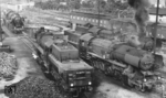 52er-Lokparade im Bw Senftenberg mit 52 2677, 52 1374, 52 8107 und der Kohlenstaub gefeuerten 52 9653 auf der Drehscheibe. (1971) <i>Foto: Slg. Erich Preuß</i>