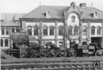 Am Freitag den 4. Mai 1951 explodierte 95 6679 (ex Lok "ELCH" der HBE) auf Stand 3 des Anheizhauses im RAW Meiningen. Die Lok war am 9. März 1951 im RAW zu einer L2-Ausbesserung eingegangen. Nachdem die Arbeiten abgeschlossen waren, fand am 30. April 1951 eine Probefahrt statt, anschließend wurde das Feuer wieder gelöscht und die Lokomotive war über den Maifeiertag abgestellt. Danach war vorgesehen, die Endabnahme der Lok durchzuführen und sie dann nach Berlin zu überführen. Dazu wurde die Lok im Stand 3 des Anheizhauses wieder angeheizt. Bei der Endabnahme stellte der dafür von Berlin entsandte Mitarbeiter fest, dass das Manometer, das den Kesseldruck anzeigte, nicht arbeitete. Er verweigerte daraufhin die Abnahme. Der verantwortliche Meister beauftragte daraufhin Spezialisten des RAW Meiningen, einen Ventileinsteller und die Armaturenwerkstatt, das Problem zu beheben. Im RAW gab es nur ein mobiles Prüfmanometer, das aber gerade an anderer Stelle eingesetzt war. Mit diesem hätte der Kesseldruck zwischenzeitlich überwacht werden können. Über die Mittagspause hinweg wurde die Lok durch ungenügende Kommunikation der Beteiligten weiter beheizt. Ohne Kontrolle steig der Kesseldruck auf 20 atü, was zunächst unbemerkt blieb, das Manometer arbeitete ja nicht. Als schwächster Teil der Kesselanlage erwies sich dann die Verbindung zwischen Dampfkessel und Feuerbüchse. Bolzen, die die beiden Teile verbanden, brachen, Wasser und Dampf strömten in großer Menge aus, auch direkt in das Feuer. Dort verdampfte das Wasser schlagartig. Dadurch explodierte um 13.30 Uhr der Kessel und wurde zusammen mit der Feuerbüchse durch das Dach und rund 100 Meter weit geschleudert. Dabei überflog er den Betriebskindergarten des RAW, schlug auf der Ernststraße auf und wurde in die Grünfläche vor dem Landeskrankenhaus geschleudert. Elf Menschen starben, darunter eine Passantin auf der angrenzenden Straße, fünf weitere wurden schwer und sechs leicht verletzt. Das Fahrgestell der Lok wurde schließlich 1953 verschrottet.  (1953) <i>Foto: Georg Hey</i>