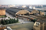 Blick auf die Westausfahrt des Berliner Ostbahnhofs, der heute nach dem (neuen) Hauptbahnhof und dem Bahnhof Südkreuz der drittgrößte Bahnhof Berlins ist. Der heutige Ostbahnhof wurde als Frankfurter Bahnhof erbaut und hat seinen Namen so oft gewechselt wie kein anderer Berliner Bahnhof: 1842 bis 1881 Frankfurter Bahnhof, 1881 bis 1950 Schlesischer Bahnhof, 1950 bis 1987 Ostbahnhof, 1987 bis 1998 Hauptbahnhof und seit 1998 wieder Ostbahnhof. (19.08.1984) <i>Foto: Slg. Erich Preuß</i>