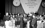 Der "Tag des Eisenbahners" war zu DDR-Zeiten ein Gedenktag, der immer am 2. Sonntag im Juni begangen wurde. An diesem Tag dankte die Parteiführung der SED den "Kämpfern für die Erfüllung unseres Transportplans", wie hier im  Berliner Friedrichstadtpalast mit der Überreichung der Dankesurkunden. (09.06.1957) <i>Foto: Historische Sammlung der Deutschen Bahn AG</i>