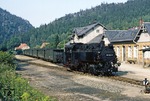 99 1741 erhielt 1965 im Raw Halberstadt einen Neubaukessel. Dabei wurden die alten Dome wiederverwendet, um schwierig herzustellende und teure Kümpelteile zu sparen. Mit Umzeichnung auf das DB-Nummernschema wurde 99 1741 am 1. Januar 1992 sogar noch in 099 725-4 umgezeichnet. Hier setzt sie zu DDR-Zeiten in Oybin um. (05.09.1980) <i>Foto: Wolfgang Bügel</i>