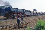 41 1132 hat im Bahnhof Haldensleben einen Güterzug nach Oebisfelde übernommen, während im Vordergrund der Weichenschmierer für die gute Beweglichkeit einer Handweiche sorgt. (07.09.1980) <i>Foto: Wolfgang Bügel</i>