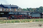 41 1132 vor dem Empfangsgebäude in Haldensleben. Der Bahnhof war einstmals nicht nur Durchgangsstation an der Strecke Oebisfelde–Magdeburg, hier begannen auch die Nebenbahnen nach Weferlingen, Eilsleben und Gardelegen. (07.09.1980) <i>Foto: Wolfgang Bügel</i>