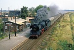 03 2117 fährt mit P 6448 aus Magdeburg im Haltepunkt Vahldorf ein. (07.09.1980) <i>Foto: Wolfgang Bügel</i>