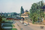 Der Straßenverkehr am Bahnübergang der Meseberger Straße in Groß Ammensleben muss 41 1137 mit P 6454 den Vortritt lassen. (07.09.1980) <i>Foto: Wolfgang Bügel</i>