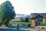 Zwischen Eisenbahnstraße und Obersteigerweg passiert 01 2137 mit P 19413 den (heute abgerissenen) Schrankenposten 65 in Thale. (08.09.1980) <i>Foto: Wolfgang Bügel</i>