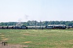 01 2137 überholt mit P 19413 in  Quedlinburg die vor einem Güterzug aus Gernrode wartende 50 3570. (08.09.1980) <i>Foto: Wolfgang Bügel</i>