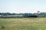 01 2137 fährt mit P 19413 aus Thale vor der Kulisse von Schloß Quedlinburg in den Bahnhof ein. (08.09.1980) <i>Foto: Wolfgang Bügel</i>