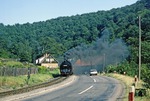 Zwischen Mägdesprung und Drahtzug verläuft die Selketalbahn parallel zur damaligen Fernstraße 185. 99 6001 kommt mit P 69716 angeräuchert. (08.09.1980) <i>Foto: Wolfgang Bügel</i>