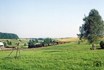 Bei Birkenmoor sind 99 0239 und 99 0231 mit ihrem Rollbock-Güterzug aus Nordhausen unterwegs, der hinter Eisfelder Talmühle von der Harzquerbahn abgebogen war. (08.09.1980) <i>Foto: Wolfgang Bügel</i>